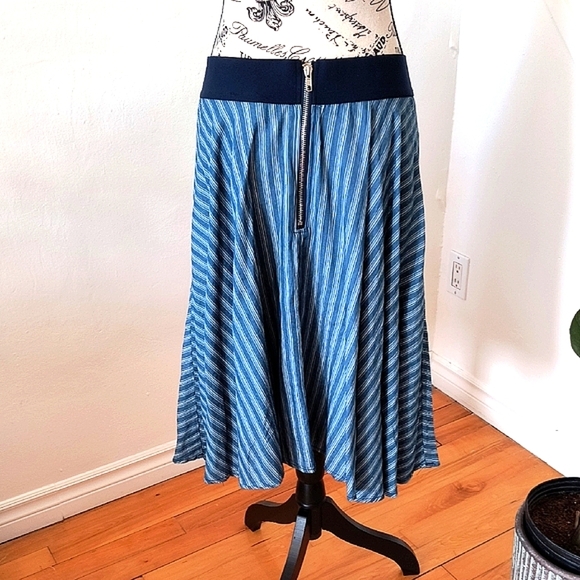 Metrowear Blue Striped Women's Midi Skirt. Size XL. Great Condition. - Picture 4 of 5